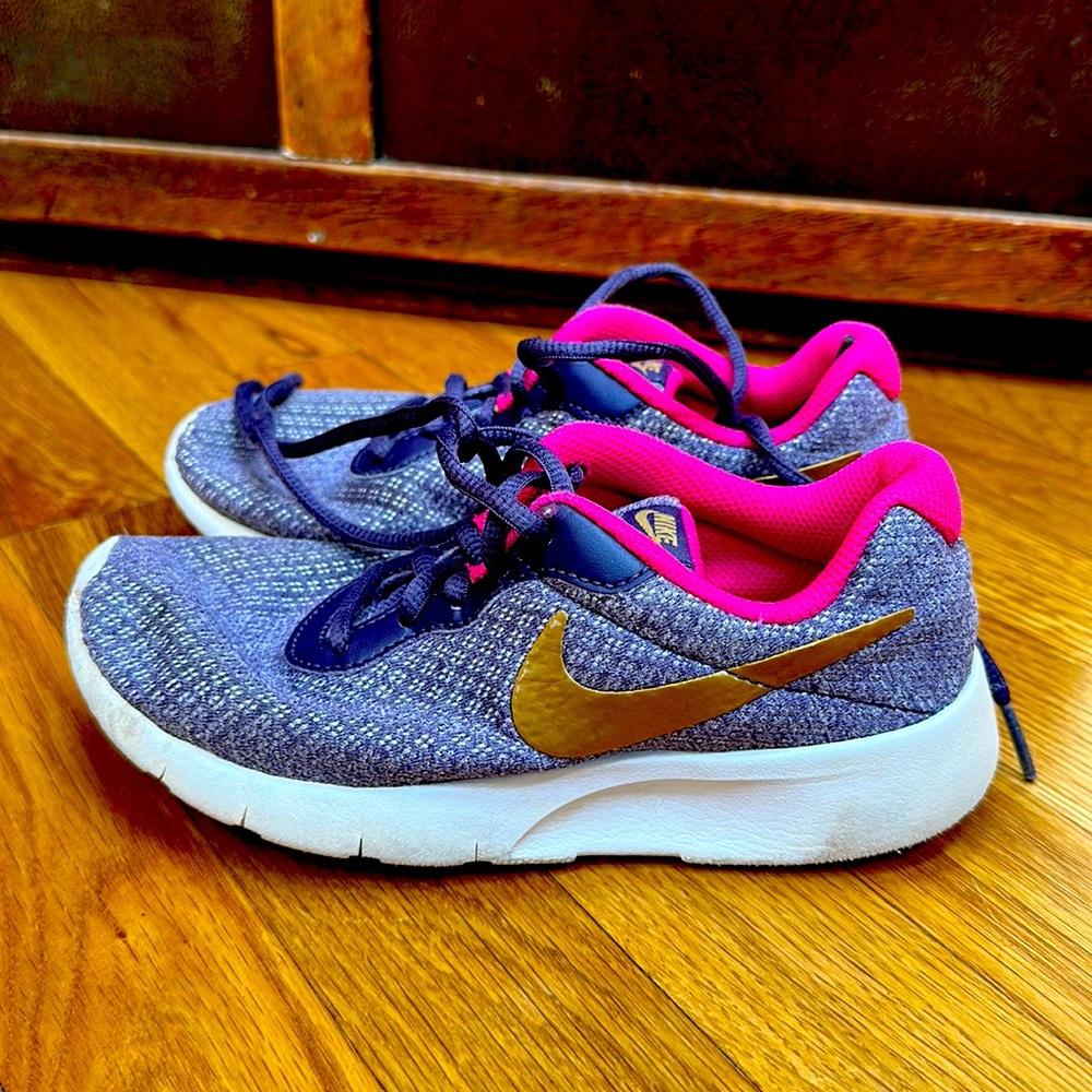 Girls Nike tennis shoes
